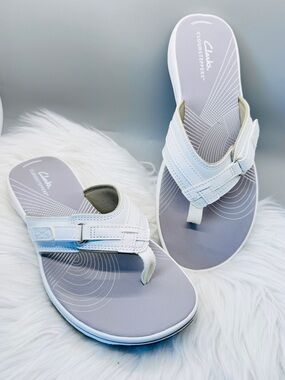 Clarks White Cloudsteppers Women's Thong Sandals vacation comfortable Vcay beach